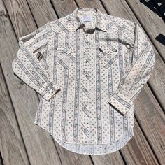 This is the perfect 70's western wrangler you've been looking for! It does have a few spots of discoloration, as shown, but is in otherwise good condition. Fits like a large. 25" pit to pit, 33" nape to hem, 19" shoulder to shoulder and 25" shoulder to cuff. Wrangler Vintage, Floral Stripe, Vintage Western, Mens Oxfords, Western Shirts, Red Floral, Vintage Shirts, Vintage 70s, Shoulder To Shoulder