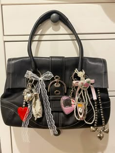 #coach #vintagecoach #bag #charms #aesthetic #birkin Blackpink Keychain, Bag Charms Aesthetic, Charms Aesthetic, Plushies Kawaii, Jane Birkin Style, Purse Aesthetic, Aesthetic Blackpink, Decorated Bags, Inside My Bag