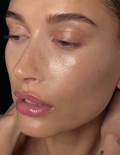 Glowy Healthy Skin, Hailey Bieber Glowing Skin, Skin Aethstetic, Glowy Skin Aesthetic, Hailey Bieber Skin, Glass Skin Aesthetic, Dream Skin, Haut Routine, Celebrity Makeup Looks