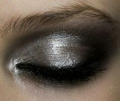 Silver Makeup, Silver Eyeshadow, Smink Inspiration, Smokey Eye Makeup, Kate Moss