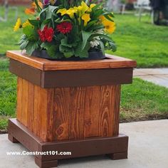 2x4 planter box plans. PDF includes cutting list, shopping list, drawings and measurements. Measurements are in imperial/ feet and inches. 2x4 Planter, Pallet Wood Projects, Family Backyard, Diy Planter