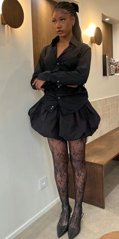 Japan Outfit Inspiration, Retro Fashion Black Women, Stocking With Skirt Outfit, Outfit Ideas Jupe, Tights Outfits Aesthetic, All Black Skirt Outfit, Birthday Outfit Ideas For Black Women, Lace Tights Outfit