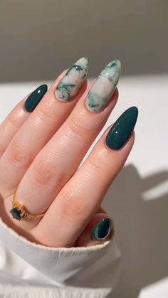 emerald green marble nails inspo nailsbypaular Aesthetic Nails Marble, Marble White Nail Designs, Marble Style Nails, Emerald Green Nails Aesthetic, Acrylic Nails Ideas Emerald Green, Nail Art Designs Emerald Green, Trendy Nails Marble, White And Green Nails Ideas, Green Gel Nails Designs