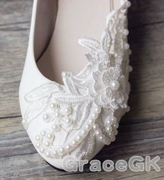 Elegant Flat White Wedding Shoes, Elegant Almond Toe Ballet Flats For Wedding, Elegant Cream Flats For Wedding, Elegant White Closed Toe Flats, Elegant Cream Wedding Flats, Elegant Ballet Flats For Wedding, Elegant White Ballet Flats For Party, Elegant White Round Toe Ballet Flats, Elegant White Almond Toe Ballet Flats