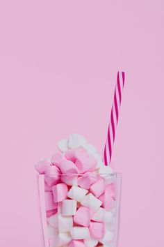 kubek ze słodkimi piankami ze słomką w kolorze różowym Candy Photoshoot Ideas, Bonbon Aesthetic, Candy Advertisement, Flat Lay Photography, Best Candy