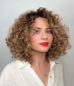 Golden Blonde Lob for Curly Hair Lob Curly Hair, Curly Hair White Girl, Long Curly Layers, Short Natural Curls, Curly Lob, Blonde Lob, Natural Curly Hair, Curly Haircuts, Blonde Curly Hair