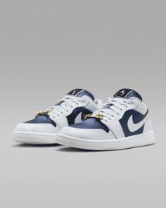 This special edition AJ1 is all about varsity and versatility. Smooth leather, shiny satin and a chenille tongue patch set you up with a premium look. And MJ's collegiate colors? Well, they complement so many of your future 'fits. Shown: Football Grey/White/Gym Red/Midnight Navy Style: FZ8778-044 White Gym, Navy Style, Air Jordan 1 Low, Jordan 1 Low, Navy Fashion, Midnight Navy, Air Jordan 1, Jordan 1, Smooth Leather