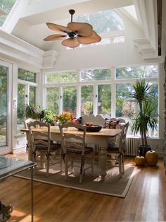 Traditional Dining Sunroom with Gray Dining Set and Wood Details In the dining sunroom area, which is designed under an unconventional glass ceiling design, white color is preferred for the ceiling and joinery, while medium-toned wooden floor material is used on the floor. Dining Greenhouse, Tropical Ceiling Fans, Dining Ideas, Dining Room Ceiling