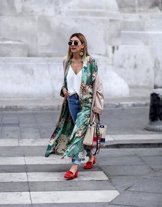 Silk Kimono Outfit, Silk Robe Outfit, Kimono And Jeans, Look Jean, Floral Print Kimono, Coffee Date