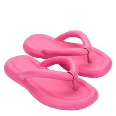 A Dona Melissa sempre traz novidades incríveis e dessa vez não seria diferente. A Flip Flop Free é uma nova versão do chinelinho de dedo mais amado da marca, que agora vem com shape diferenciado e formato anatômico que se encaixa perfeitamente em seus pés.Linda e confortável, ela possui duas tiras tamanho médio que formam seu cabedal, dando resistência e proporcionando o conforto necessário que o modelo deve te oferecer.Sua palmilha e solado foram planejados para de adaptar perfeitamente em todo Barefoot In The Park, Custom Shoes Diy, Comfortable Flip Flops, Pretty Sandals, Men Slides, Fashion Shoes Sandals, Digital Closet, Jelly Shoes, Flip Flop Slippers