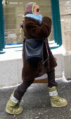 Ski Boots Outfit, Winter Street Style 2023 Women, Low Moon Boots Outfit, Moon Boots Fur, Moon Boots Aesthetic, Moonboot Outfit, Moon Boots Outfit Winter, Moon Boot Outfit, Apres Ski Aesthetic