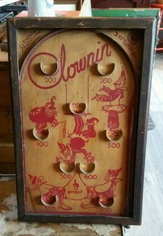 an old fashioned game machine sitting on top of a table