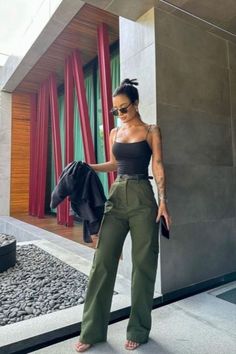 Outfit Minimalista, Elegante Casual, Looks Street Style, Looks Black, Green Pants, Looks Chic, Looks Style, Outfits Casuales, Cute Casual Outfits