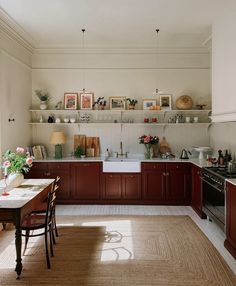 the kitchen is clean and ready to be used for cooking or dining room use,