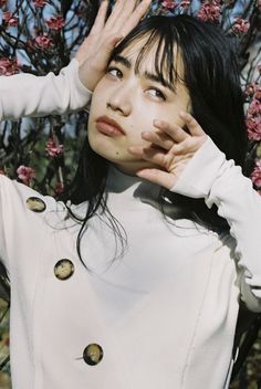 小松菜奈 好奇心のひと。 Nana Komatsu photographed by Ko-ta Shouji for FRaU Magazine N°–509 April 2017. Asian Style, Hands On, Trendy Outfits, Water, Flowers