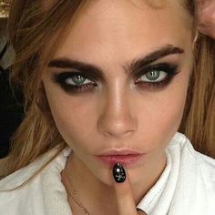 Black Smokey Eye, Alt Makeup, Runway Makeup, Dark Makeup, Trendy Makeup, Grunge Makeup, Cara Delevingne, Smokey Eye, Eye Black