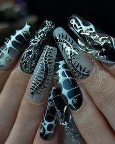 Punk centipede silver chrome nail art ⚔️ insta: @spicycownails Metallic Long Nails, Chrome Punk Nails, Nail Ideas Cool Designs, Chunky Gem Nails, Metal Nail Designs, Centipede Nail Art, Nails Art Design Arts, Korn Nail Ideas, Insane Nail Designs