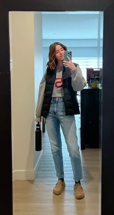 Fall 2023 Casual Fashion, Cute Outfits Crewneck, Work At School Outfit, Crewneck And Vest Outfit, Business Casual Straight Leg Jeans, Fall Birkenstock Boston Outfits, Boston Clog Fall Outfit, Crewneck Fall Outfit, Birk Clogs Outfit Fall