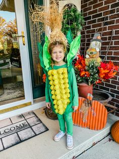 Ear Of Corn Costume Diy, Corn Cob Costume Diy, Ear Of Corn Costume, Corn On The Cob Costume Diy, Thanksgiving Food Costumes, Baby Corn Costume, Fruit Of The Loom Costume, Vegetable Costumes Diy, Camp Halloween Costume