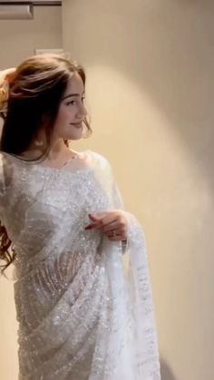 White Lehenga Aesthetic, Women In Saree Aesthetic, Girl Saree Dp, Sari Pic, Saree Dp, White Sari, Desi Dress