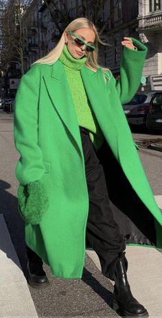 Green Winter Outfits For Women, Casual Green Outfit, Green Outfit Fall, Dress Green Outfit, Dark Green Outfit, Green Coat Outfit, Green Outfit Aesthetic, Outfit Verde