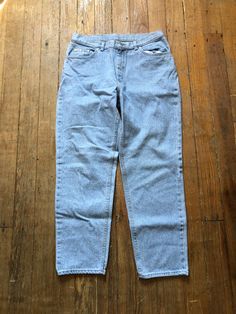 90s era ligt wash all cotton Lee jeans. Condition is lightly worn to worn. No major staining or rips. Washed and ready to wear. See photos for measurements. 90s Style Washed Blue Cotton Jeans, 90s Style Medium Wash Cotton Jeans, 90s Acid Wash Cotton Jeans, 90s Style Light Wash Jeans For Streetwear, 90s Style Light Wash Relaxed Fit Jeans, 90s Style Relaxed Fit Light Wash Jeans, 90s Era, Lee Jeans, Denver Co