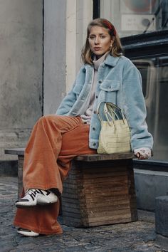 Streetstyle на Неделе моды в Копенгагене | Vogue Russia Funky Fitz, Modern Wear, Mode Hippie, Winter 23, Fall 24, 2017 Fashion Trends, 가을 패션, Vintage Clothes, Inspiration Mode