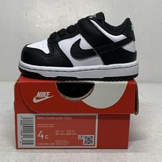 Dunk Low Panda, Toddler Nike Shoes, Black Toddler, Baby Nike, Black Nike Shoes, Toddler Nikes, Black And White Baby, Nike Sb Dunks, Nike Dunk Low