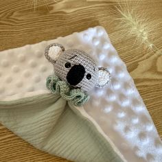 doudou lange avec tete de koala réalisé au crochet. Fait main Confection Au Crochet, Crochet Bunny Pattern, Crochet Bunny, Crochet Crafts, Baby Sets