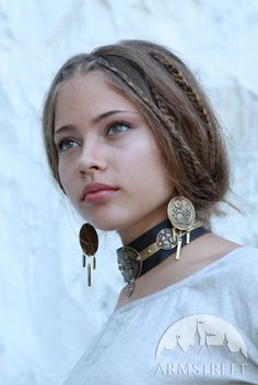 Exclusive etched medieval fantasy style necklace "Archeress" Boho Makeup, Medieval Princess, Women Picture, Fantasy Necklace, Photographie Portrait Inspiration, Women Faces, Celtic Style, Medieval Fashion, Leather Chokers