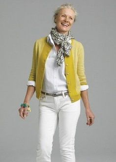 FashionFor Women Over 50..jeans, cardigan sweater, scarves and jeans Spring Wear For Women, Mode Ab 50, 55 Years Old, Stile Preppy, 50th Clothing, Clothes For Women Over 50, Mode Tips, Spring Wear, Elegante Casual