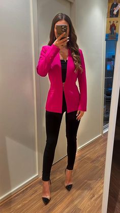 Hot Pink Blazer Outfit Classy, Pink Blazer Black Pants Outfit, Hot Pink Business Outfit, Look Com Blazer Pink, Fuschia Blazer Outfit, Outfits Con Blazer Fucsia, Pink Blazer Outfit Classy, Pink Blazer Outfit Work, Hot Pink Blazer Outfit