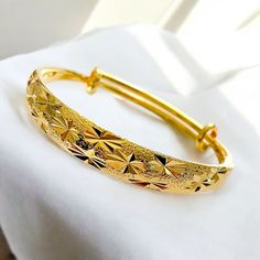 A chunky Gold bangle bracelent with star design that’s inspired by Indian gold jewelry. Elevate your classy and elegant style  effortlessly 🌟 Classy Gold Jewelry, Indian Gold Jewelry, Gift Ideas For Mom, Aesthetic Gift