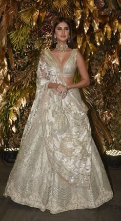 Bollywood Lehenga Designs, Most Expensive Lehenga, Ivory Wedding Dress Indian, Full Sleeves Deep Neck Blouse Designs, Indian Modern Wedding Dress, Heavy Lengha Design, Champagne Lengha, Lehenga Sparkly, Corset Lengha