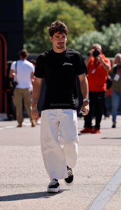 Jeans Outfit Men, White Jeans Outfit, Street Fashion Men Streetwear, Stockholm Fashion, Men Looks, Mens Streetwear, Jean Outfits