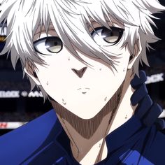 an anime character with white hair and blue eyes looks at the camera while standing in front of a crowd