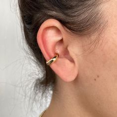 Add an ear kuff to your stack! Does not require an extra hole and is adjustable to fit to all parts of your ear. Our gold filled produkt kontains 30% 18k gold to withstand daily wear and beats our kompetitors who only use 5% gold in their pieces. Adjustable Hypoallergenic Ear Cuff For Everyday Wear, Hypoallergenic Adjustable Ear Cuff For Everyday, Adjustable Tarnish Resistant Ear Cuff For Everyday, Classic Adjustable Hypoallergenic Ear Cuff, Adjustable Gold Ear Cuff With Ear Wire, Adjustable Gold Ear Cuff, Classic Adjustable Gold Cartilage Earrings, Adjustable Huggie Ear Cuff With Ear Wire, Adjustable Yellow Gold Cartilage Earrings With Ear Wire