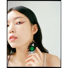 Monolids are a beautifully unique eye shape but can make eye makeup tips a bit useless when you lack a visible eyelid — here are 5 makeup looks geared towards monolids. Yumi Lee, Gorgeous Eye Makeup, Fimo Earrings, Different Makeup Looks, Allure Magazine, Eye Makeup Techniques, Eye Makeup Looks