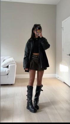 Casual Goth, College Fits, Outfit Primavera, Autumn Fits, Skirt Fits, Bold Fashion, Skirt Fashion, New Outfits, Chic Outfits