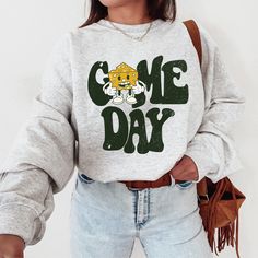 ✓ Green Bay Shirt ✓ Wisconsin Sweatshirt ✓ Cheese Head Vintage Crewneck ✓ Green Bay Game Day Sweatshirt ⭐️Super Soft Gildan 18000 Sweatshirt: *50% cotton, 50% polyester (fiber content may vary for different colors); *Medium-heavy fabric; *Classic Fit; *Double-needle stitching at shoulders, armholes, neck, waistband and cuffs. IMPORTANT: Please keep in mind that when a light color ink is placed on dark-colored garments, it has a vintage appearance. Also note that due to monitor/device resolutions and lighting conditions, colors can vary to a degree from what you see on your screen. ⭐️Size guide: This hoodie runs true to size so, if you like to be extra comfy and prefer oversized fits, just like us, then we definitely suggest sizing up one or two sizes from your original size! The size chart Packer Sweatshirt, Football Crewneck, Game Day Sweatshirt, Sunday Football, Buffalo Football, Buffalo Games, New York Football, Football Sunday, Cowboys Football