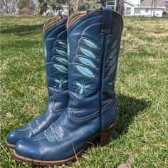 Adorable Vintage Boots In A Women's Size 8. Some Light Cosmetic Wear Due To Age But So Much Life Left In These Boots. Could Easily Be Styled With A Long White Skirt Or Jeans. Brand Sasson Blue Cowboy Boots Aesthetic, Blue Western Boots, Cowgirl Boots Blue, Blue Cowgirl Boots, Blue Leather Western Heeled Boots, Turquoise Cowboy Boots, Womens Cowboy Boots Teal, Blue Cowboy Boots, White Long Skirt