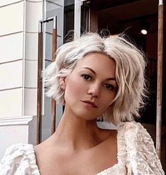 Free Hairstyle, Hair Styles Easy, Messy Bob Hairstyles, Short Hair Ideas, Chin Length Hair, Hairstyle Trends, Hairstyles Short Hair, Half Updo, Funky Hairstyles