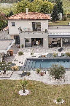 Vue en hauteur d'une maison moderne à étage avec toit plat et jardin paysager avec piscine liner noir Fluid Landscape, Italian Style House, Cozy Living Room Decor Ideas, Big Architects, Cozy Living Room Decor, Fashion Outfits Dresses, Tuscan Style Homes, Styling Home, Contemporary House Exterior