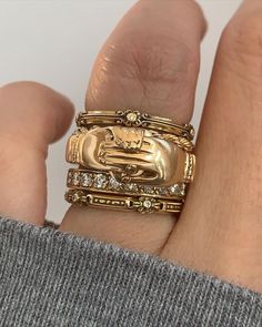 Golden Jewels Ring Shopping Outfit, Vintage Wedding Ring Stack, Wedding Ring Stack, Unique Gold Jewelry, Gold Jewelry Aesthetic, Vintage Wedding Ring, Ring Stacks, Vintage Gold Rings, Ring Stack