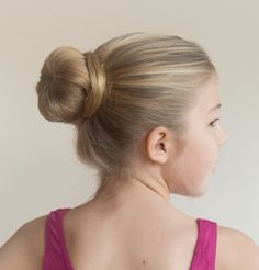 Girls bun for ballet class Ballerina Bun Kids, Ballerina Party Decor, Kids Curly Hair, Ballerina Hair, Ballet Skirts, Ballet Wear, Ballerina Bun, Short Hair Bun, The Ballerina