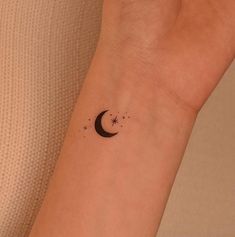 Small Simple Moon Tattoo, Small Crescent Moon Tattoo Design, Moon Tatoos Aesthetic, Creative Moon Tattoo, Luna Moon Tattoo, Moon Aesthetic Tattoo, Little Moon Tattoo, La Luna Tattoo, Coraline Flash Tattoo