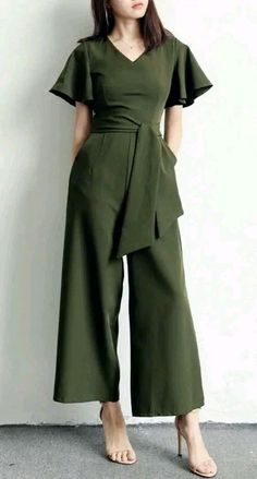 Jumpsuit Outfit, Elegante Casual, Trending Fashion Outfits, Trend Fashion, Jumpsuit Fashion, Street Style Outfit, Work Fashion, Primavera Estate, Stylish Dresses