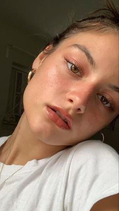 Undone Makeup Look, Natural Makeup Glossy Lips, Makeup For The Office, Minimal Makeup 30s, Dewy Clean Makeup, Natural Makeup Dewy, Makeup Inspo Natural Dewy Skin, Summer Makeup Simple, Glow Natural Makeup