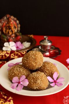 Churma Ladoo, Sweets Photography, Diwali Crafts, Ladoo Recipe, Diwali Sweets, Veggie Food, Sweet Meat, Indian Sweet