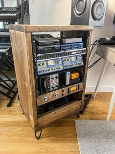 there is an old radio and sound equipment in the room with it's speakers